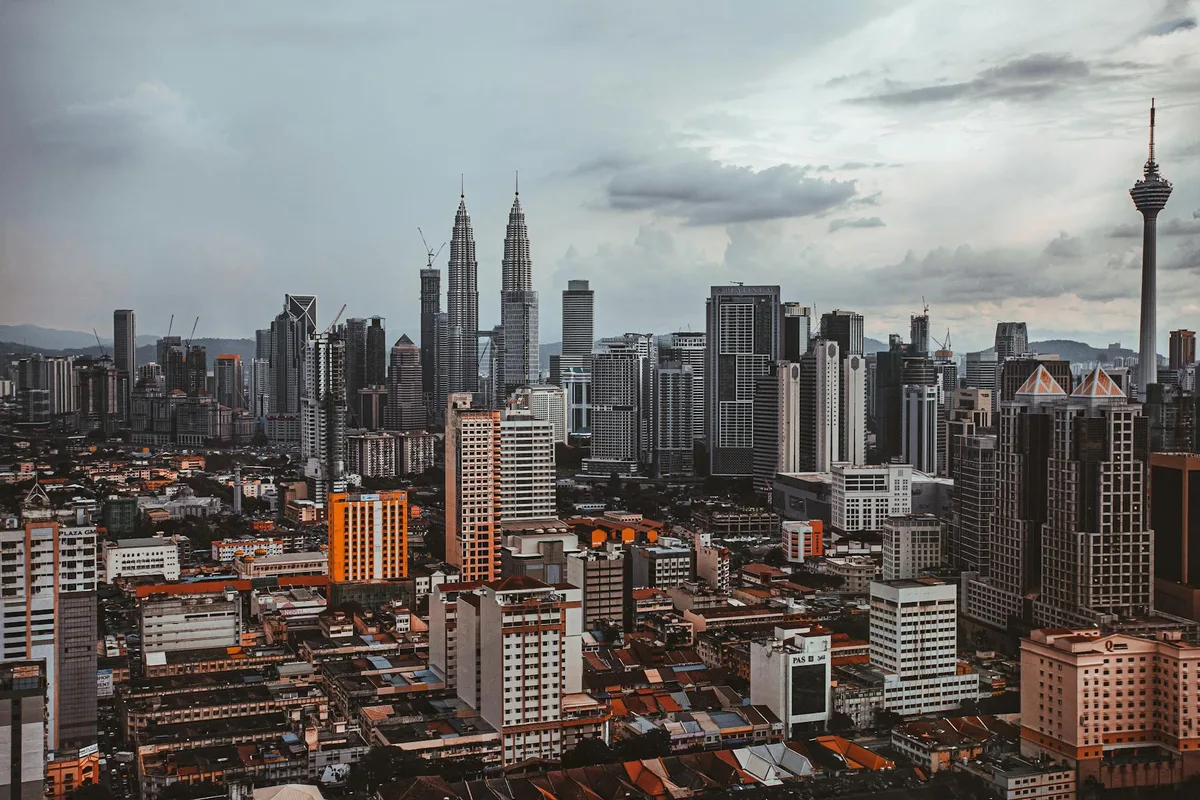 Sole proprietor vs Sdn Bhd comparison for Malaysian ecommerce sellers at a desk